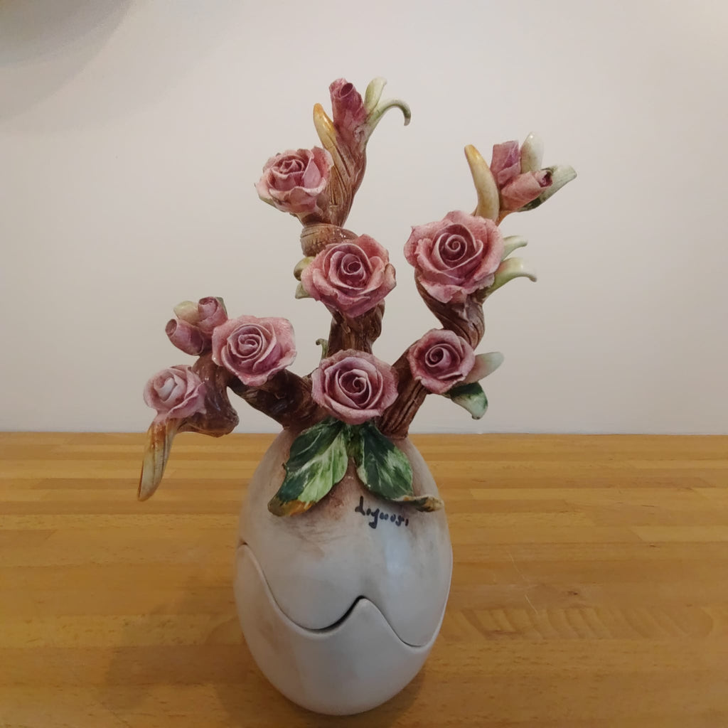 Uovo di Pasqua finitura opaca con fiori scultorei 26 cm