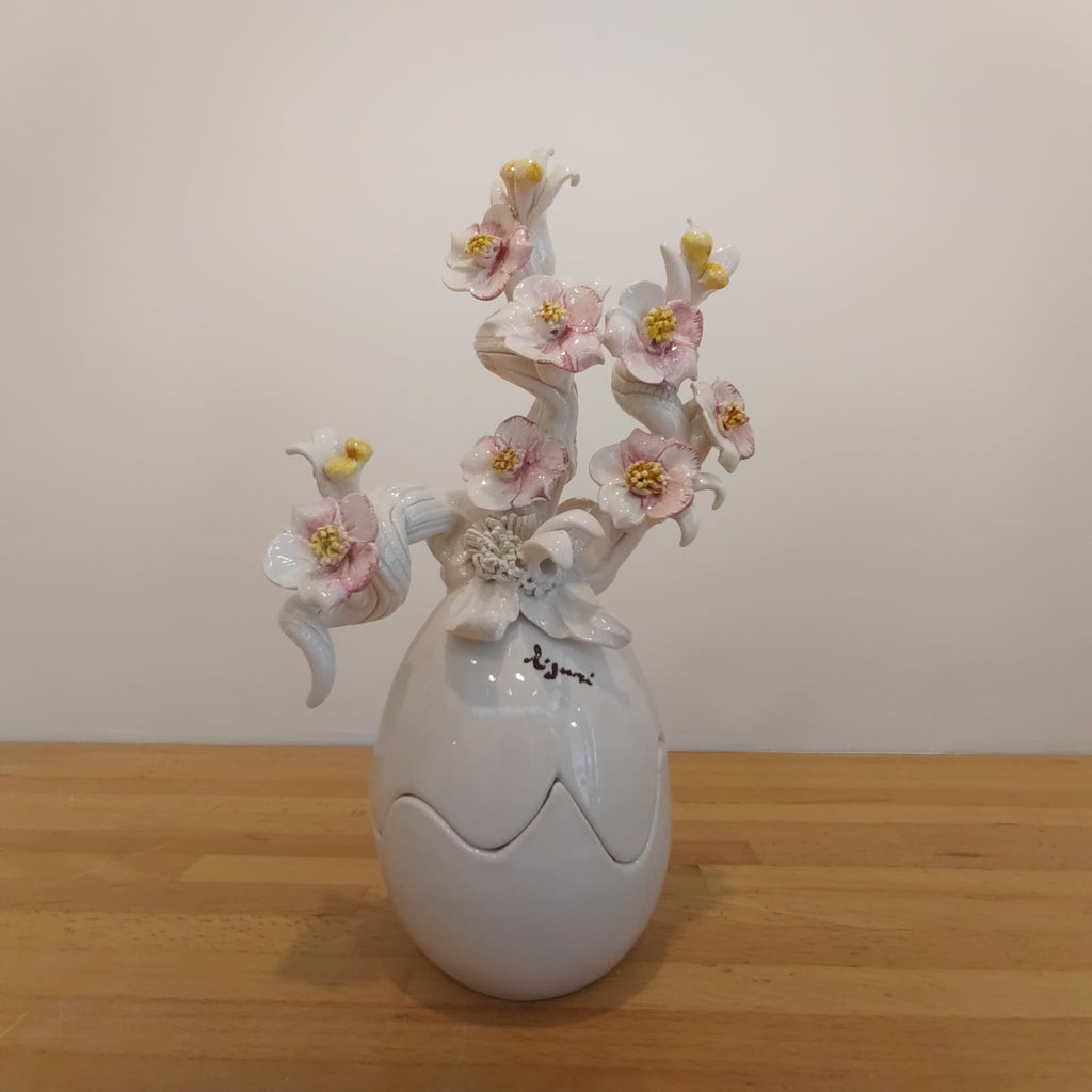 Uovo di Pasqua finitura lucida con fiori scultorei 26 cm