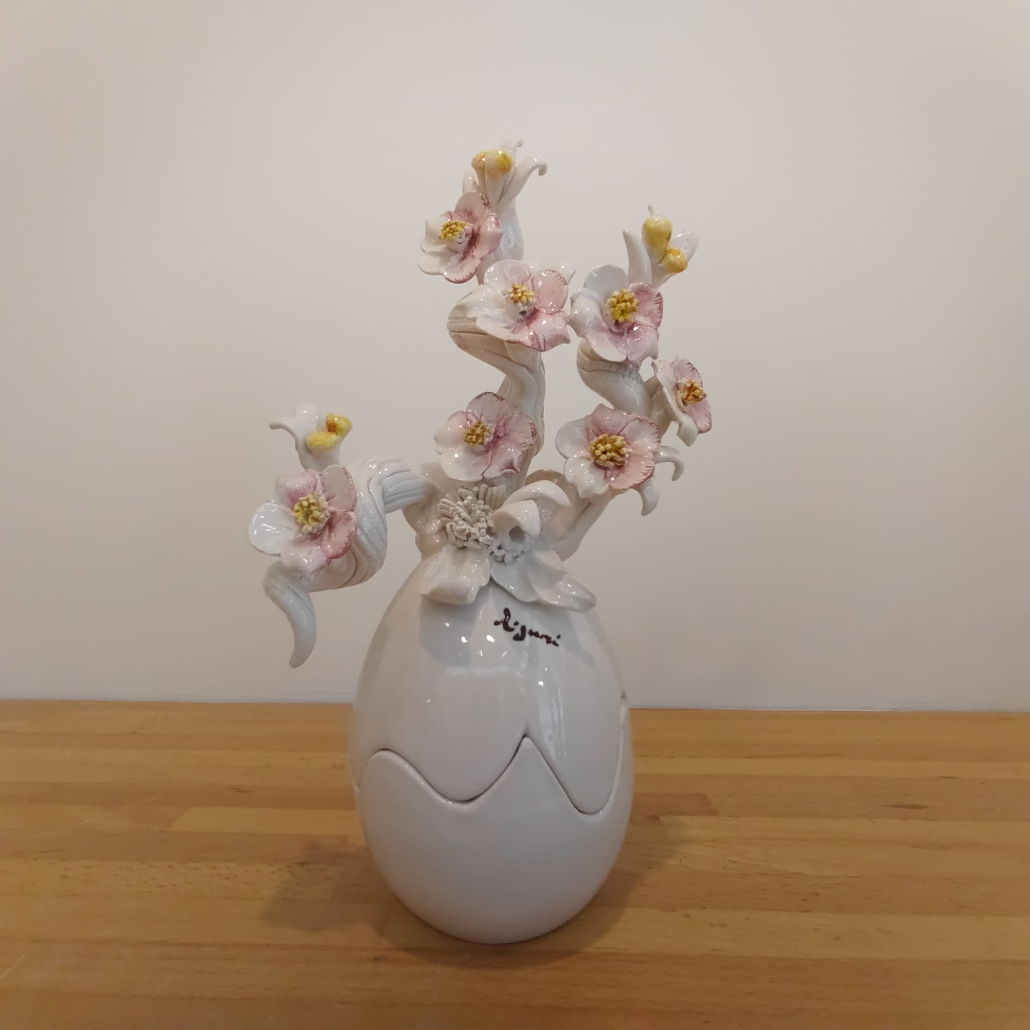 Uovo di Pasqua finitura lucida con fiori scultorei 26 cm