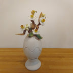 Uovo di Pasqua in ceramica finitura opaca con base e fiori scultorei
