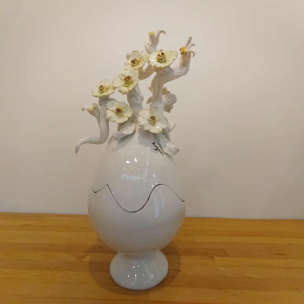Uovo di Pasqua in ceramica finitura lucida con base e fiori scultorei 38 cm