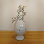 Uovo di Pasqua in ceramica finitura lucida con base e fiori scultorei 38 cm