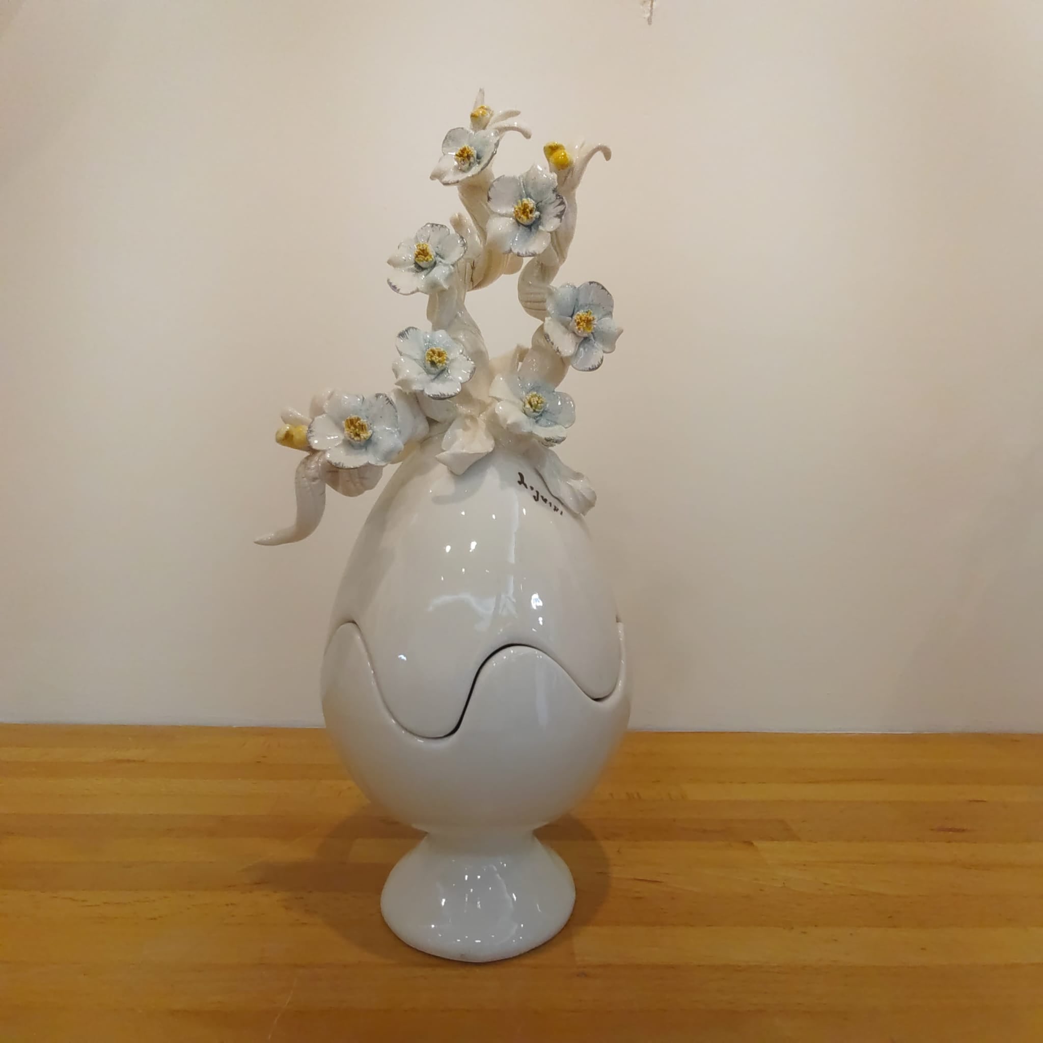 Uovo di Pasqua in ceramica finitura lucida con base e fiori scultorei 38 cm