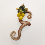 Iniziale decorativa in ceramica con limoni