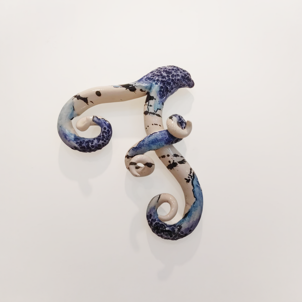 Iniziale decorativa in ceramica moderna