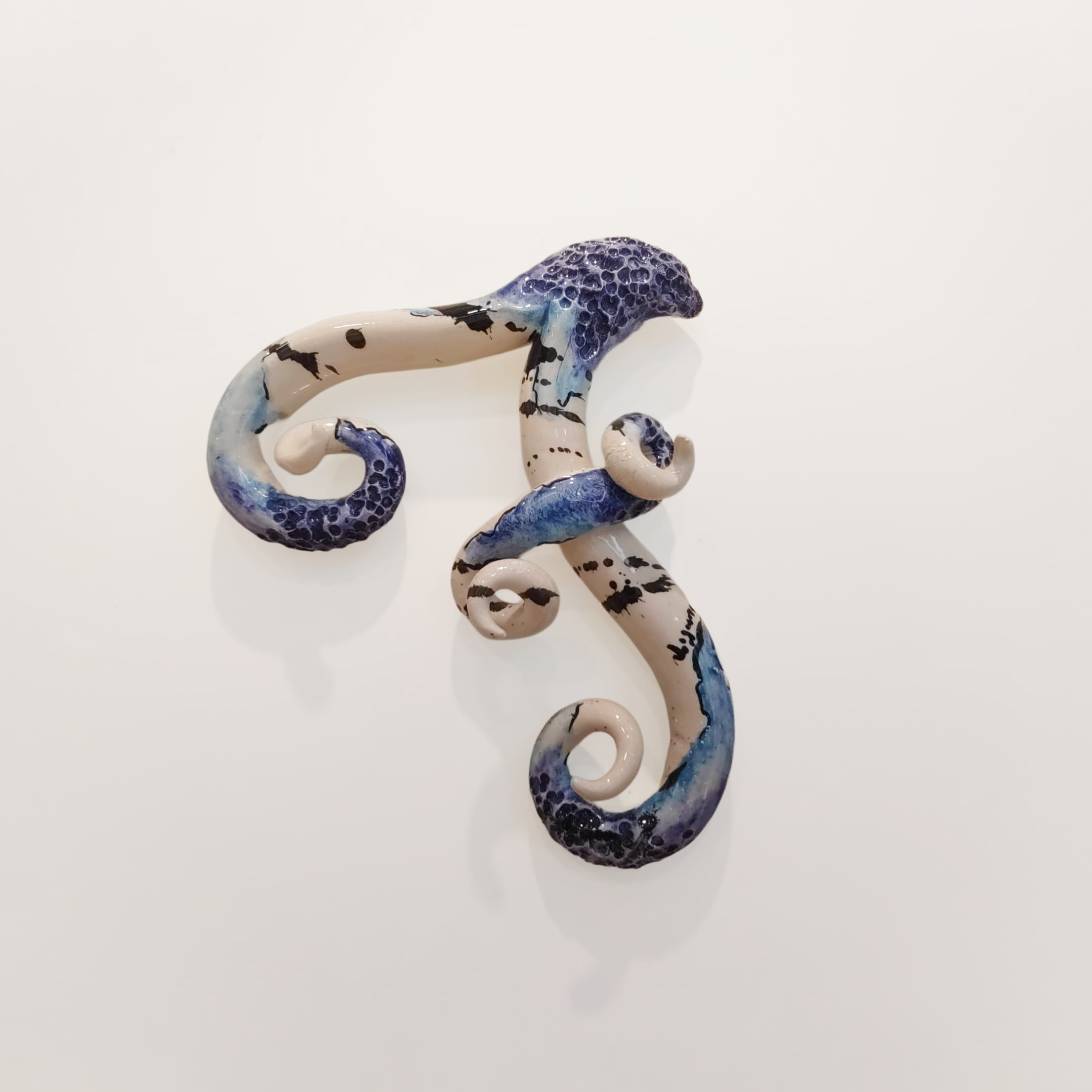 Iniziale decorativa in ceramica moderna