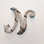 Iniziale decorativa in ceramica moderna