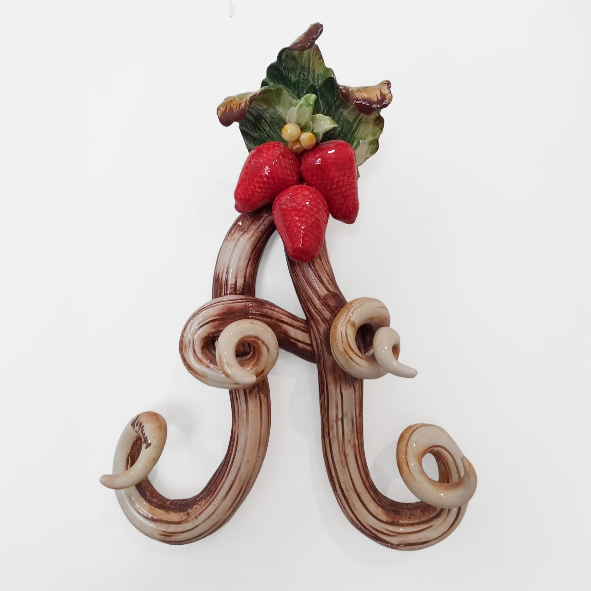 Iniziale decorativa in ceramica con fragole