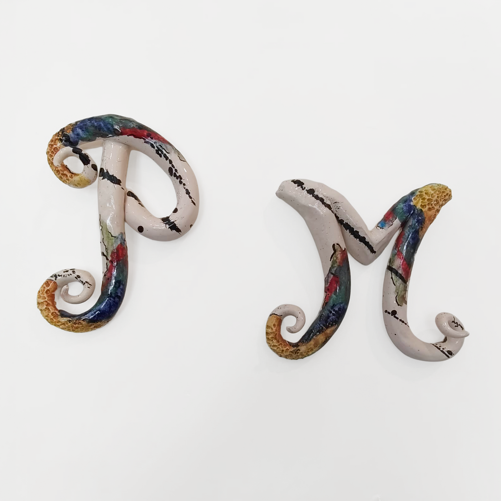 Iniziale decorativa in ceramica moderna