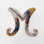 Iniziale decorativa in ceramica moderna