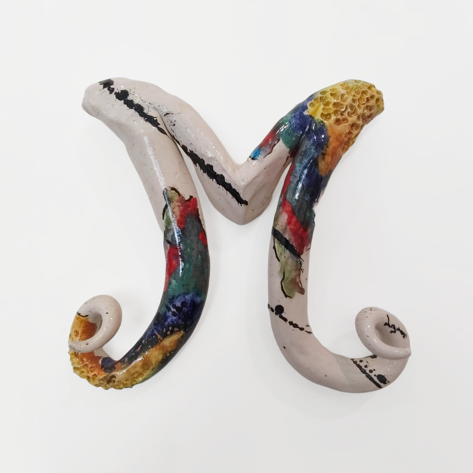 Iniziale decorativa in ceramica moderna