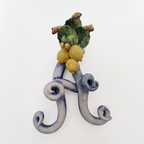 Iniziale decorativa in ceramica con limoni