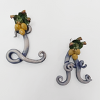 Iniziale decorativa in ceramica con limoni